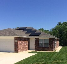 907 W Gay St in Warrensburg, MO - Building Photo