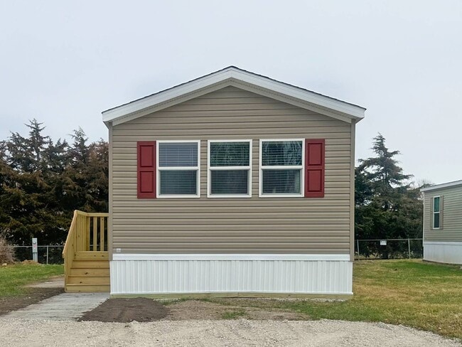 14876 Washington Rd in West Burlington, IA - Building Photo - Building Photo