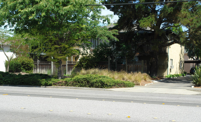 669 Homestead Rd in Sunnyvale, CA - Foto de edificio - Building Photo