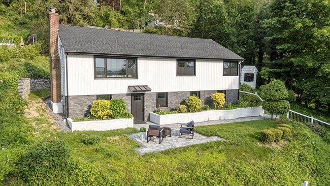 property at 8 Fairway Pl