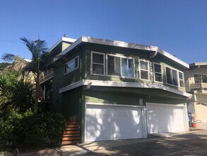 8341 W Manchester Ave, Unit #1 in Playa Del Rey, CA - Foto de edificio - Building Photo