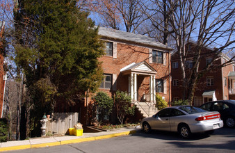 8320 Roanoke Ave in Takoma Park, MD - Foto de edificio - Building Photo