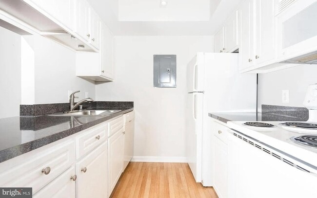 8205 Whispering Oaks Way, Unit 304 in Gaithersburg, MD - Building Photo - Building Photo