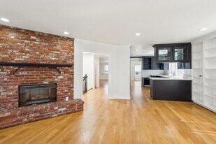 760 W Hamilton Ave in Los Angeles, CA - Building Photo