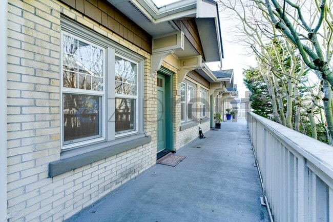 2225 Eastlake Ave E in Seattle, WA - Foto de edificio - Building Photo