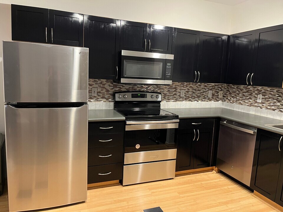 118 107th Ave NE, Unit B201 in Bellevue, WA - Building Photo