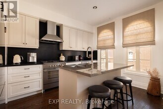 31 Brownstone Ln in Toronto, ON - Building Photo - Building Photo