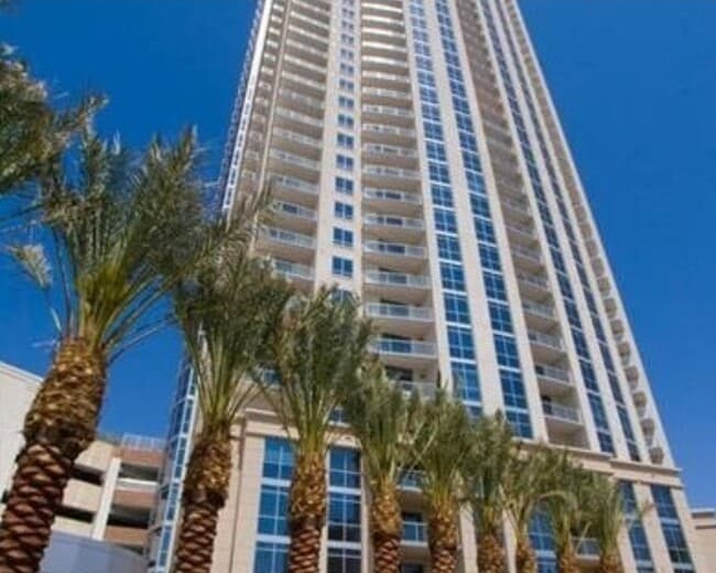 200 W Sahara Ave in Las Vegas, NV - Foto de edificio - Building Photo