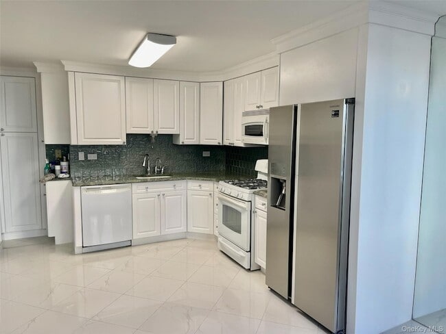1 Bay Club Dr, Unit 3F in Queens, NY - Building Photo - Building Photo