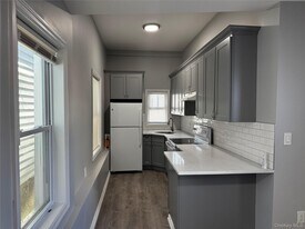 23 Collegeview Ave in Arlington, NY - Building Photo