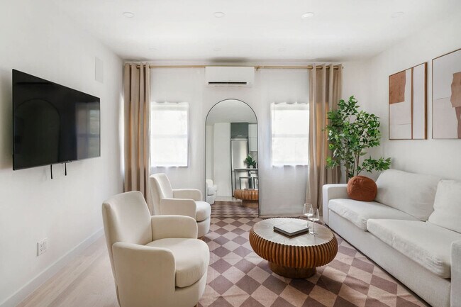 317w E 14th St in New York, NY - Foto de edificio - Building Photo