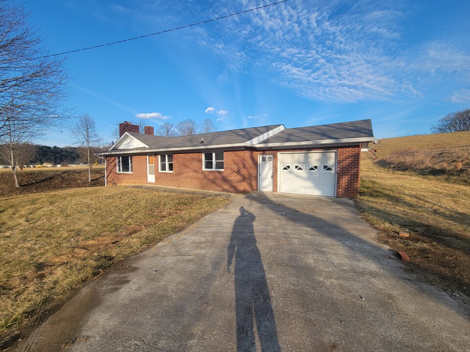 1640 Crabtree Rd in Waynesville, NC - Building Photo