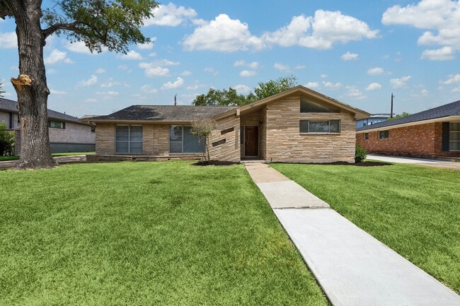 property at 4126 Martinshire Dr