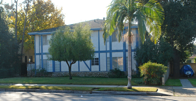 270 E Center St in Covina, CA - Foto de edificio - Building Photo