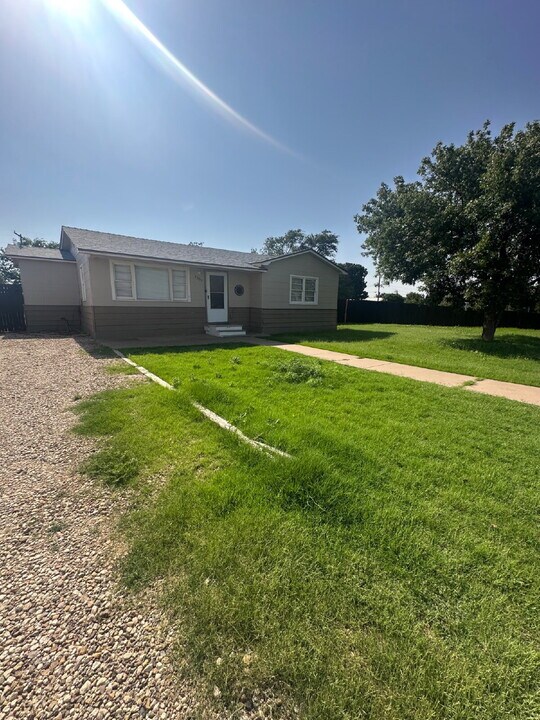 2305 E 2nd in Petersburg, TX - Building Photo