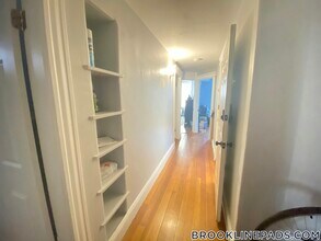 1890 Beacon St, Unit 2 in Brookline, MA - Foto de edificio - Building Photo