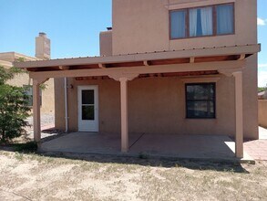 688 Lakeview Cir SE in Rio Rancho, NM - Building Photo - Building Photo