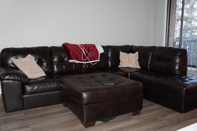 1033-1012 12 Ave SW