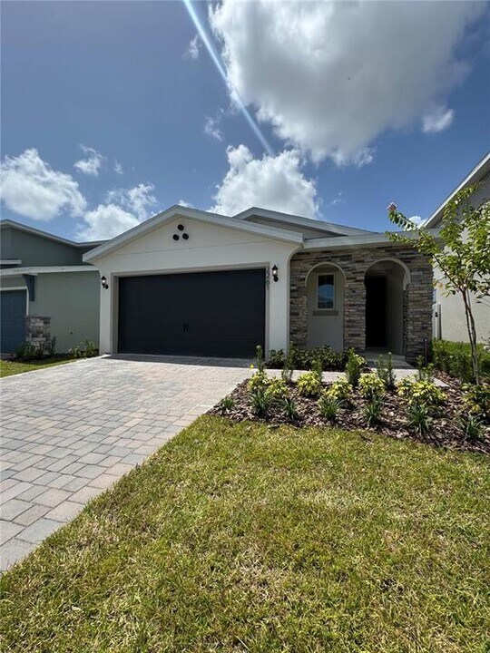 2261 Juniper Berry Dr in Minneola, FL - Building Photo