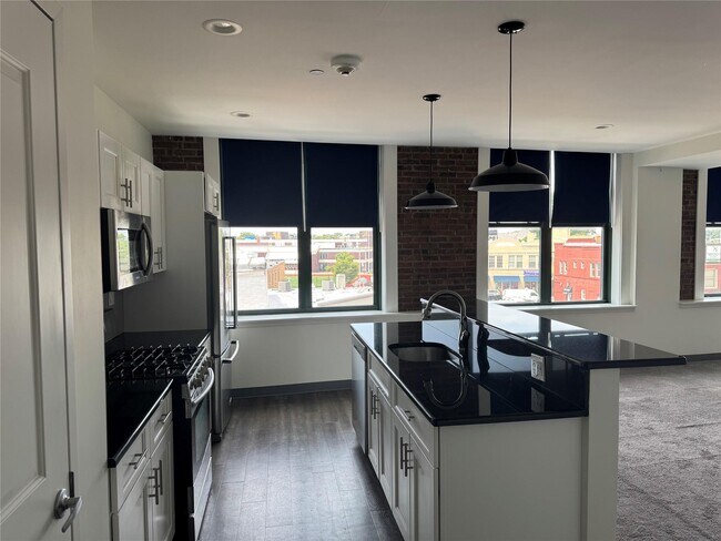 18 E Sunrise Hwy in Freeport, NY - Building Photo - Building Photo
