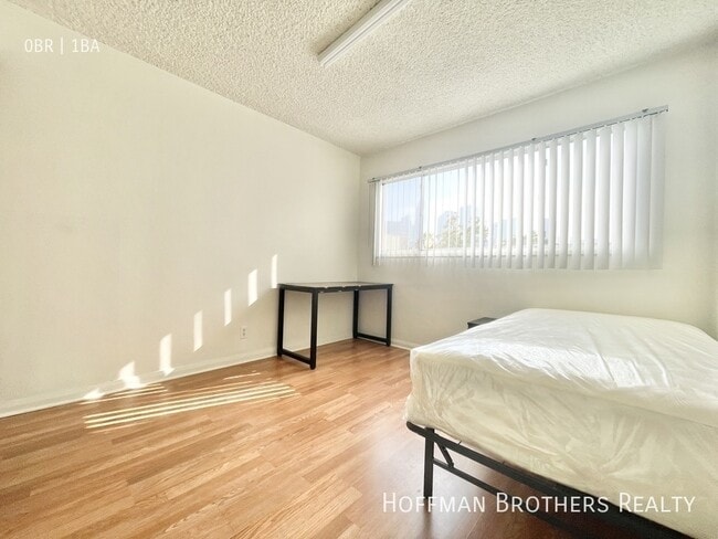 933 Grattan St, Unit 202 in Los Angeles, CA - Foto de edificio - Building Photo