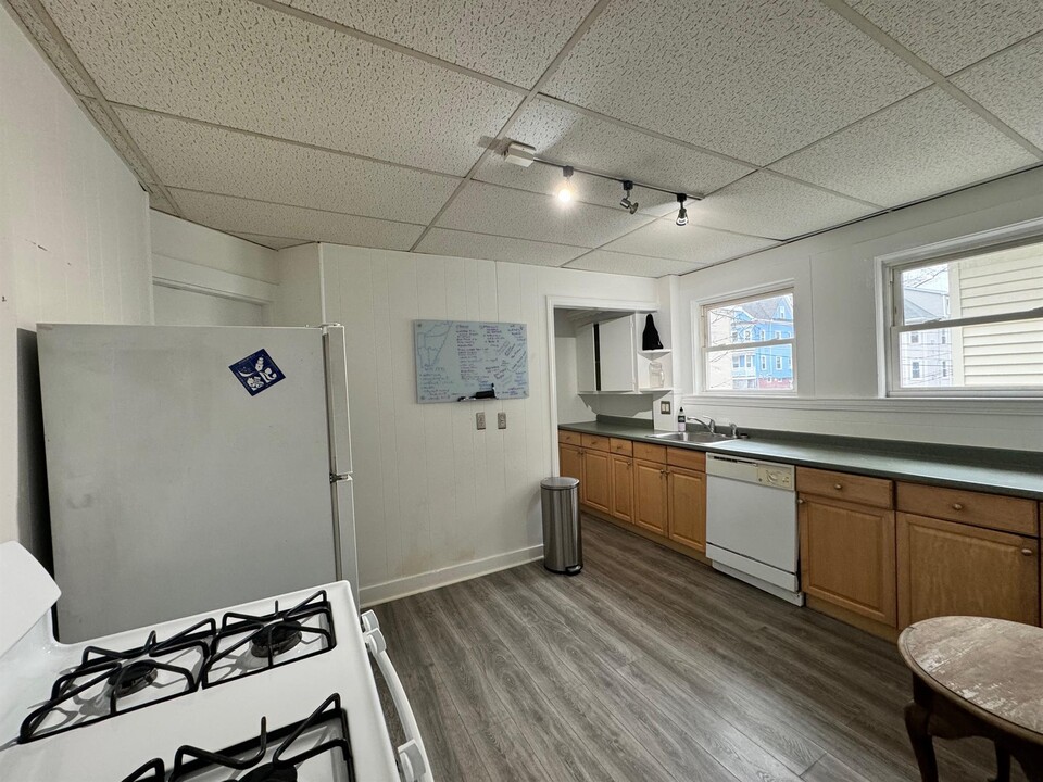 246 Highland Ave, Unit 2 in Somerville, MA - Building Photo