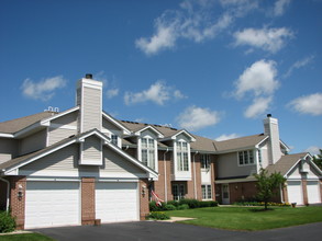 Overlook Lakes Apartments in Greendale, WI - Foto de edificio - Building Photo