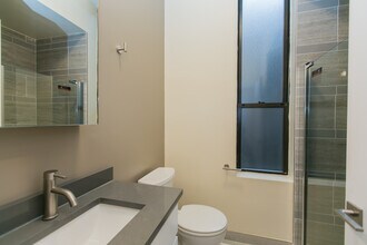 2324 N Clark St, Unit 3 in Chicago, IL - Foto de edificio - Building Photo
