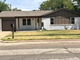 2127 E Mitchell St in Arlington, TX - Building Photo