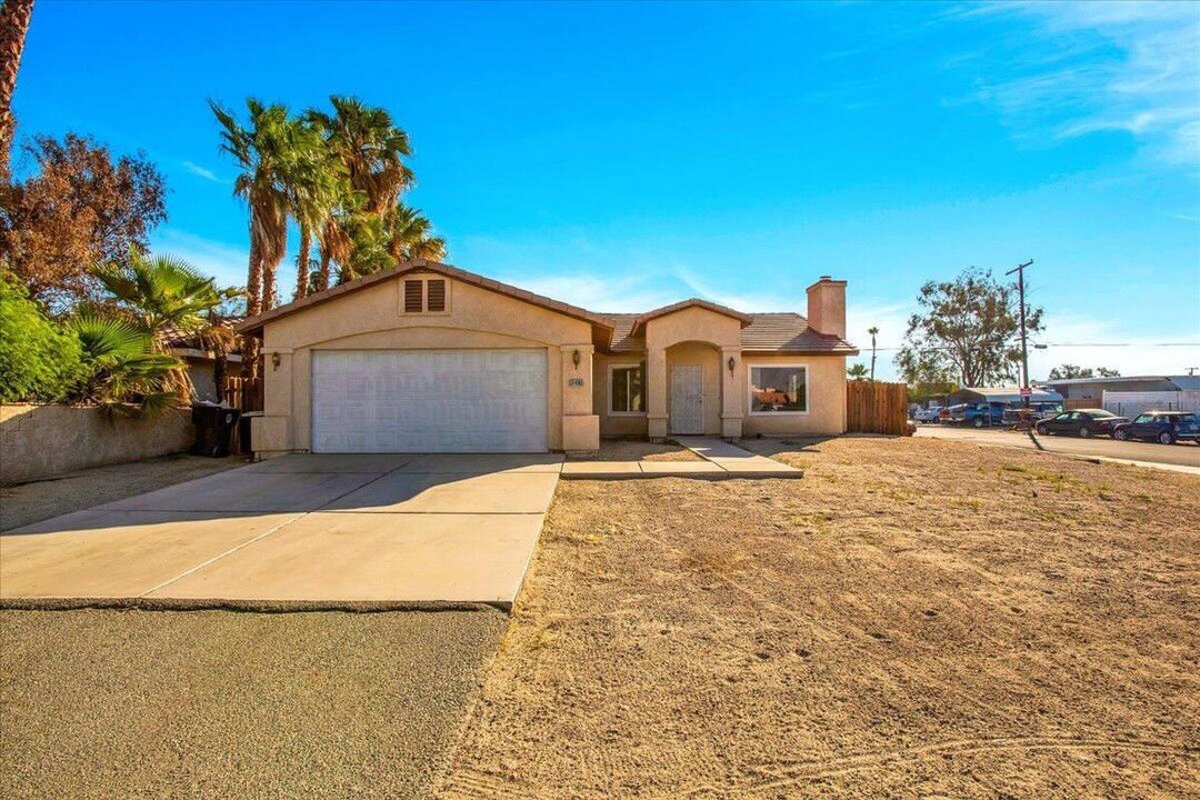 31480 Cll Jessica in Thousand Palms, CA - Foto de edificio