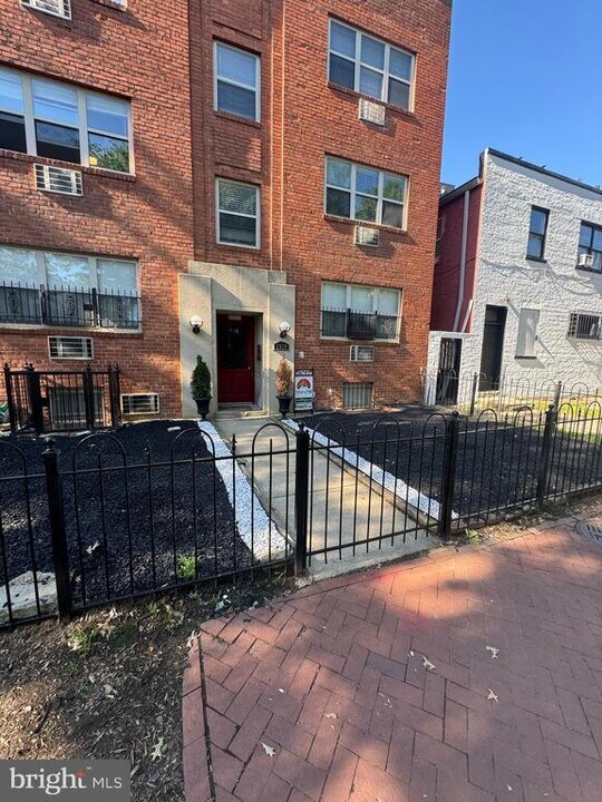 1010 P St NW in Washington, DC - Building Photo