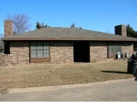 900-914 Bob White Dr in Hooks, TX - Building Photo