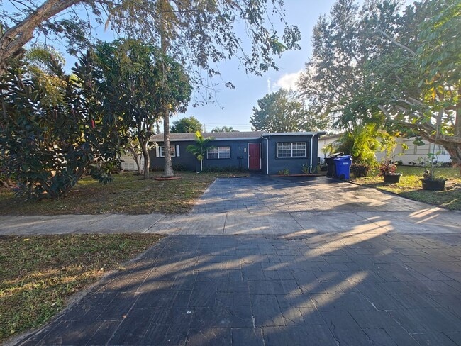 76 NE 170th St in North Miami Beach, FL - Building Photo - Building Photo