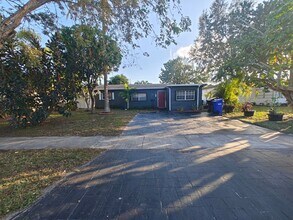 76 NE 170th St in North Miami Beach, FL - Building Photo - Building Photo