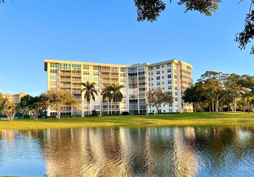 3010 N Course Dr, Unit 511 in Pompano Beach, FL - Building Photo