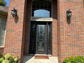 4906 Stonehenge Dr in Rochester, MI - Building Photo - Building Photo