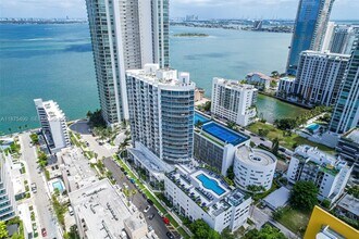 480 NE 30th St in Miami, FL - Foto de edificio - Building Photo