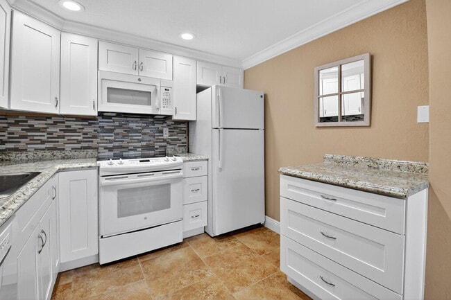 122 Burgundy B in Delray Beach, FL - Building Photo - Building Photo