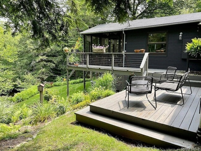 277 Creamery Rd in Swan Lake, NY - Foto de edificio - Building Photo