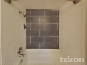 1602 57th Ave NE in Tacoma, WA - Foto de edificio - Building Photo