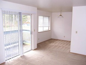 Columbia Pointe in Hammond, OR - Building Photo - Interior Photo