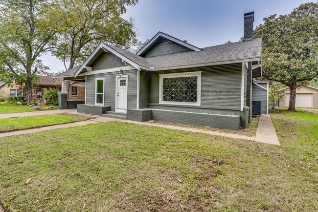 206 Bellevue Dr in Cleburne, TX - Building Photo - Building Photo