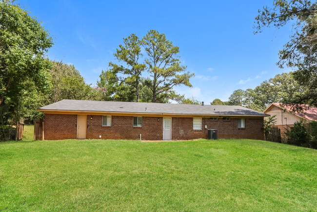 1800 Beverly Dr in Clinton, MS - Building Photo - Building Photo