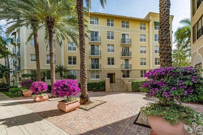 property at 630 S Sapodilla Ave