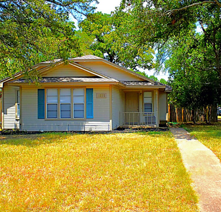 3321 Augusta Dr in Bryan, TX - Building Photo
