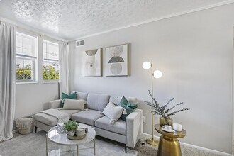 Wood Creek Apartments in Fort Wayne, IN - Foto de edificio - Building Photo