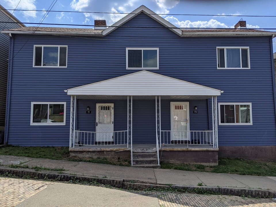 33 Saint John St in Mckees Rocks, PA - Building Photo