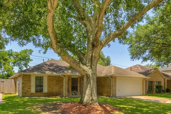1911 Edinburg Ave in League City, TX - Building Photo - Building Photo