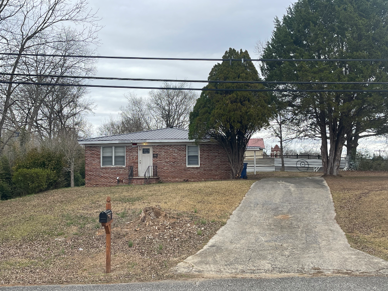 403 S Spring St in Talladega, AL - Building Photo