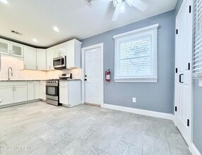 7 Longfellow Ct in Freehold, NJ - Building Photo - Building Photo